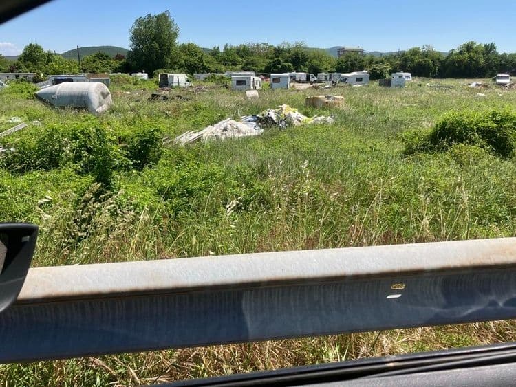 Bonjour,
Depuis des années je constate que de nombreux déchets qui semblent être issus de démantèlement de véhicules sont entreposés sur les parcelles 0147 et avoisinantes de la commune de Livron sur Drôme.  