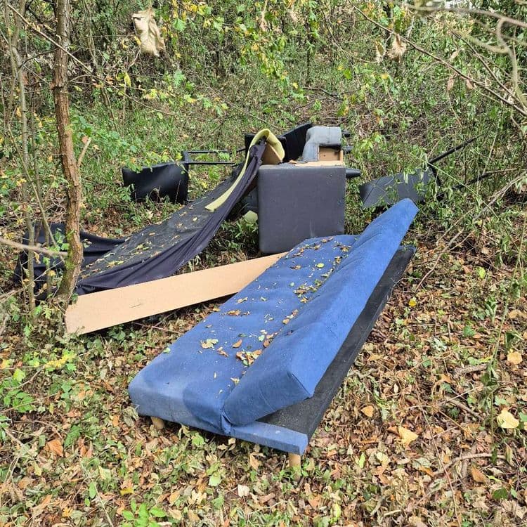 Les déchets abandonnés sont les suivants :

Un matelas ou une assise de canapé en tissu bleu, estimé à 1 unité pour un poids d'environ 20 kilogrammes.
Plusieurs éléments de mobilier rembourré de couleur noire, tels que des dossiers ou des accoudoirs, représentant environ 3 unités pour un poids total estimé à 35 kilogrammes.
Un panneau plat, semblant être en bois ou en carton, estimé à 1 unité pour un poids d'environ 2 kilogrammes.
Une bâche ou un grand morceau de tissu noir, estimé à 1 unité pour un poids d'environ 4 kilogrammes.
Une structure métallique, potentiellement un cadre de lit ou un support de meuble, estimée à 1 unité pour un poids d'environ 15 kilogrammes.