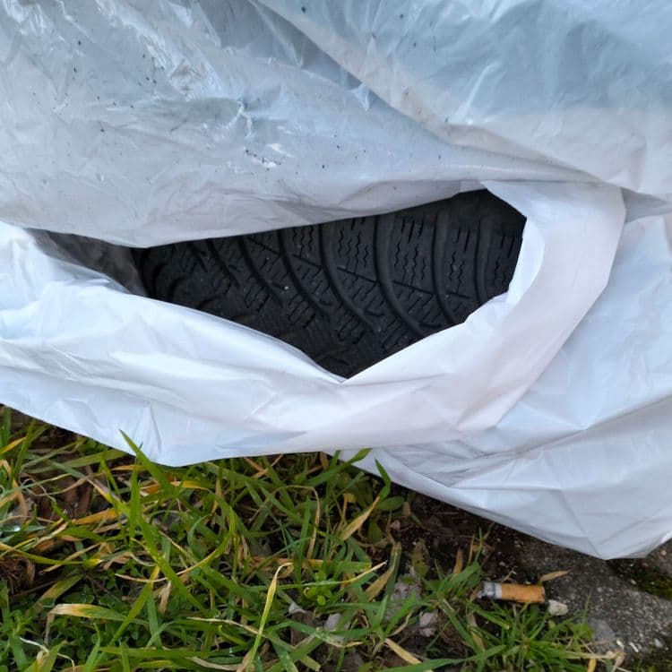 4 pneus usagés abandonnés sur le trottoir 