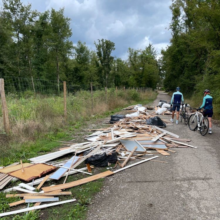 Suite à l'examen des images, voici une estimation des déchets observés :

*   **Déchets de bois divers:** Principalement des chutes de bois de construction, des plinthes, des morceaux de portes ou de meubles en bois aggloméré, et des fragments de panneaux. La quantité est importante, estimée à environ 80 kilogrammes.

*   **Sacs poubelles noirs:** Contenu indéterminé, mais probablement des ordures ménagères ou des déchets liés aux travaux. Il y a environ 4 sacs poubelles noirs visibles, avec un poids estimé à 5 kilogrammes par sac, soit un total de 20 kilogrammes.

*   **Déchets d'isolant:** Présence de fragments d'isolant blanc, possiblement du polystyrène expansé ou de la laine de verre. Estimé à 5 kilogrammes.

*   **Déchets de verre:** Présence de plaque de verre, possiblement un miroir. Estimé à 3 kilogrammes.


