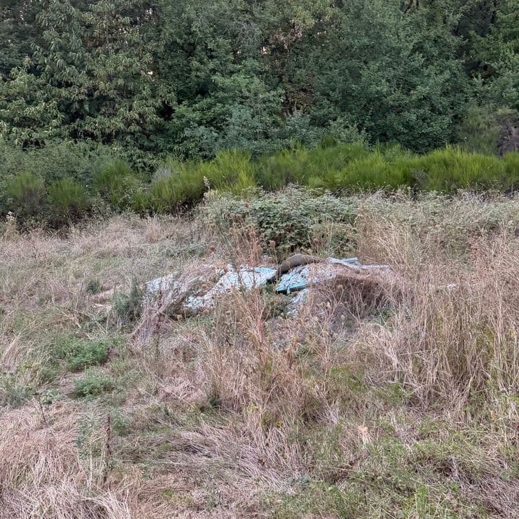 Depots de déchets sauvage. Le tas d’ordures fait entre 3 et 4m de long sur 1m de haut. 