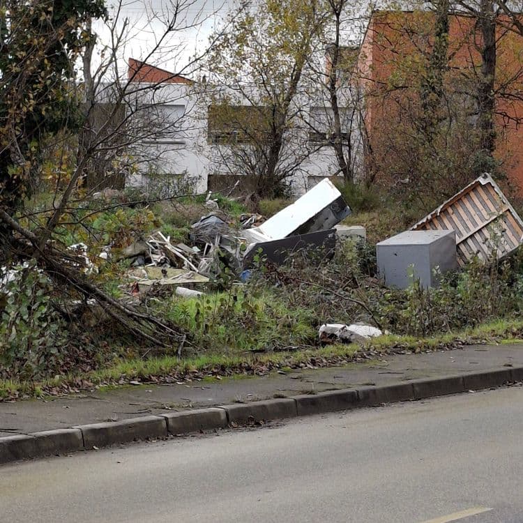 Beaucoup d’encombrants de bâtiment et autres déchets.