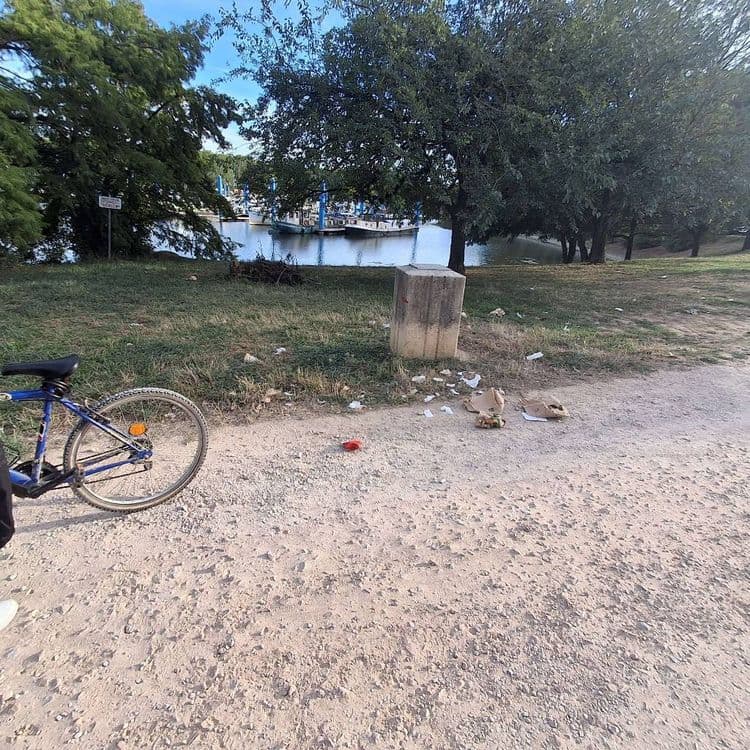Voici le relevé des déchets présents sur le site :

Des sacs en papier et des emballages cartonnés sont visibles, avec une estimation de 2 sacs principaux et environ 5 à 7 fragments dispersés, pour un poids total estimé à 0,2 kilogramme.

Des emballages plastiques et des morceaux de polystyrène sont également présents, comptant environ 10 à 15 petits fragments blancs, représentant un poids estimé de 0,05 kilogramme.

Des déchets alimentaires éparpillés sont constatés, correspondant à l'équivalent de 1 à 2 portions, avec un poids estimé à 0,25 kilogramme.

Un objet en plastique de couleur rouge est au sol, il s'agit d'une pièce unique d'un poids estimé à 0,01 kilogramme.

Enfin, quelques débris divers non identifiés complètent l'ensemble, pour un poids estimé à 0,02 kilogramme.