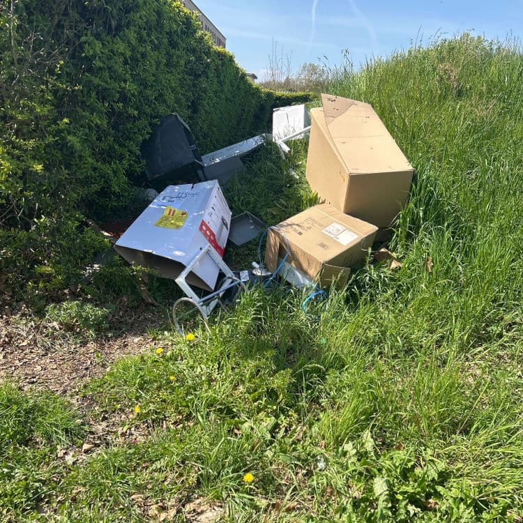 Voici une estimation des déchets présents sur la photo :

*   **Cartons d'emballage:** Plusieurs cartons sont visibles, de différentes tailles. On peut estimer le poids total des cartons à environ 5 kilogrammes. La quantité des cartons est d'environ 3 unités.

*   **Déchets d'équipement électrique:** Des éléments tels que des boitiers et pièces détachées semblent provenir d'un équipement électrique. Le poids total est estimé à 3 kilogrammes et la quantité à 5 unités.

*   **Structure métallique:** Une structure métallique, probablement un support ou un cadre, est également présente. Son poids est estimé à environ 2 kilogrammes. Quantité : 1 unité.
