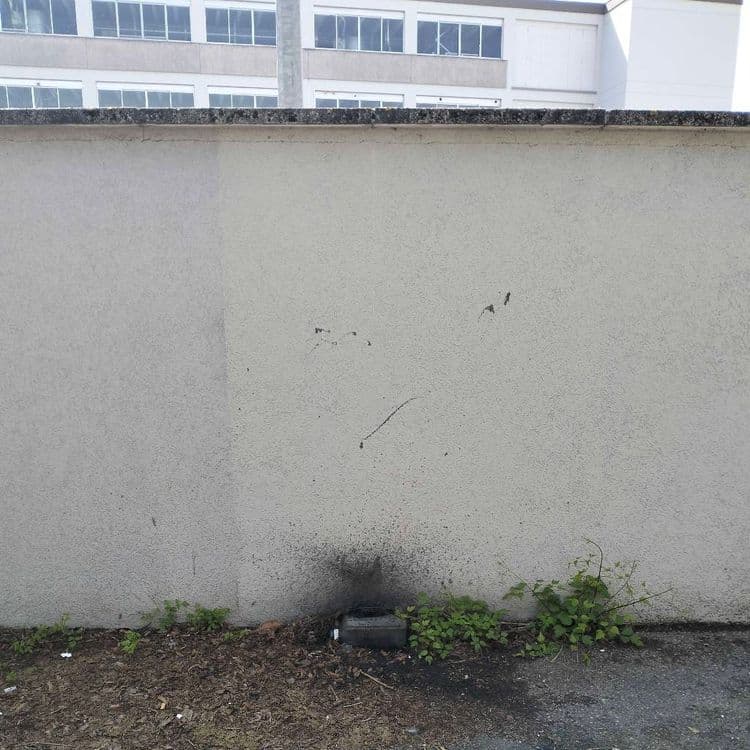 Bidon d'huile usagée abandonné sur un parking public 