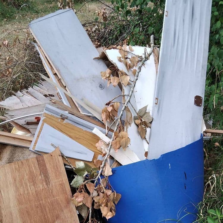 Voici le relevé des déchets abandonnés :

*   **Grille métallique :** 1 
*   **Sacs en toile tissée :*

*   **Bidon de liquide de refroidissement :** 1 bidon de 5 litres, contenant des résidus, estimé à 0,5 kilogramme.
*   **Profilés en aluminium ou PVC :** 
*   **Panneaux de bois aggloméré et contreplaqué :** 
*   **Panneaux de revêtement (type caravane ou cabane) 
Merci de votre intervention. 
