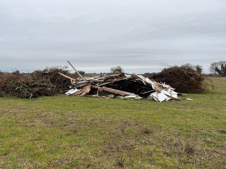 Déchets végétaux et déchets de démolition : planchers bois , cuisine équipée….
