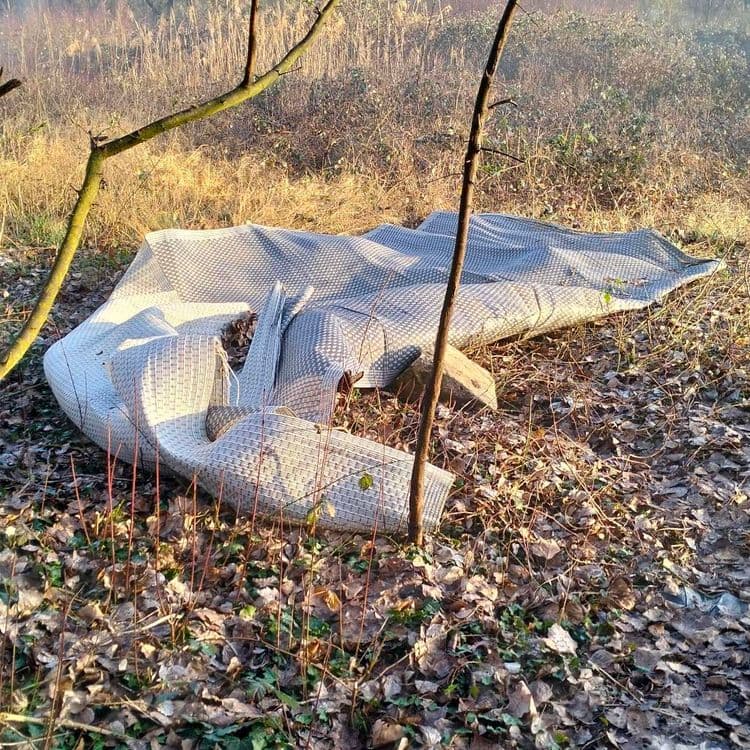 Bâche ou toile de tente plastique abandonnée sur un terrain vague 