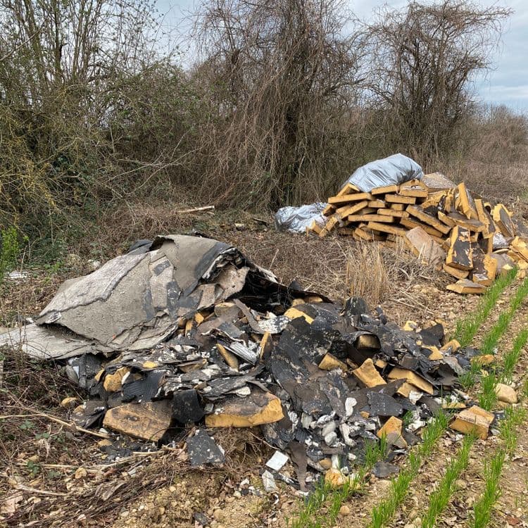 Déchets constatés :

- **Déchets d'isolation :** Il s’agit probablement de panneaux isolants en polystyrène ou en laine de roche.  L’estimation du poids est de 200 kg environ, soit une quantité estimée de 1 m³ de déchets.

- **Déchets de couverture :** On observe des morceaux de couverture en bitume. Le poids estimé est de 150 kg, pour un volume d'environ 0.5 m³.

- **Déchets divers :**  Une bâche plastique et quelques autres débris sont visibles. L’estimation du poids est de 20 kg. Le volume est négligeable.


Total estimé : environ 370 kg de déchets.  Ces estimations sont approximatives et dépendent de la densité des matériaux.  Un constat sur place est nécessaire pour une évaluation plus précise du volume et du poids des déchets.

