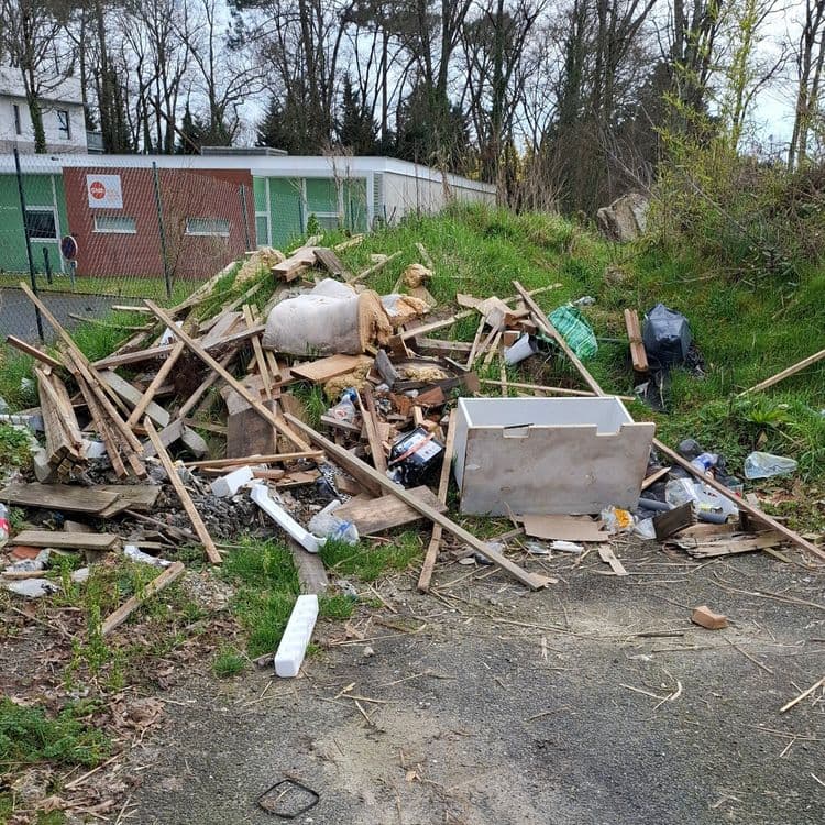 Voici une liste des déchets observés, avec une estimation du poids et de la quantité :

Déchets de bois :  environ 150 kg, constitués de planches, de morceaux de bois et de palettes cassées.  Il y a une grande quantité de bois, estimée à plus d’un mètre cube.

Déchets de construction : environ 30 kg, comprenant des morceaux de plaques de plâtre, de matériaux isolants (probablement de la laine de verre ou de roche) et autres débris. La quantité est importante, de l’ordre de plusieurs sacs poubelles.

Déchets d’emballage : environ 10 kg, comprenant du carton, du plastique et du polystyrène expansé. On observe une quantité significative de différents emballages.

Déchets ménagers : environ 5 kg, comprenant des bouteilles en plastique, des canettes et divers autres déchets ménagers. La quantité est estimée à plusieurs sacs poubelles de 50 litres.

Déchets divers : environ 2 kg, comprenant un sac poubelle noir, plusieurs éléments textiles. La quantité est estimée à moins d’une dizaine de sacs poubelles.

Un meuble en bois (probablement une armoire ou un placard) a été abandonné ; son poids est estimé à 25 kg.

**Estimation totale :** environ 222 kg


Ces estimations sont approximatives et peuvent varier en fonction de la densité des matériaux.
