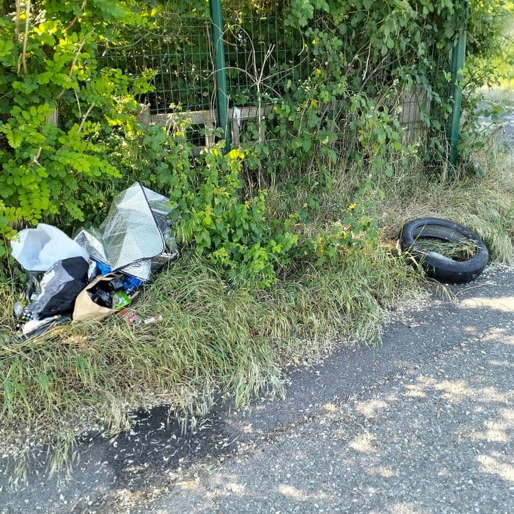 Voici l'analyse des déchets présents sur les images :

**Type de déchets et estimation :**

*   **Pneumatique** : 1 unité, environ 8 kg.
*   **Bouteille en verre** : 1 unité, environ 0,75 kg.
*   **Sacs en plastique** : Environ 3 unités, estimation de 0,1 kg au total.
*   **Emballages divers (plastique, carton, aluminium)** : Plusieurs unités, estimation de 1 kg au total. Inclut des canettes (environ 3), des emballages alimentaires.
*   **Bâche isolante (type couverture de survie)** : 1 unité, environ 0,3 kg.
*   **Vêtements/Tissus** : Environ 2 unités, estimation de 1 kg au total.
*   **Déchets divers non identifiables** : Estimation de 0,5 kg.
