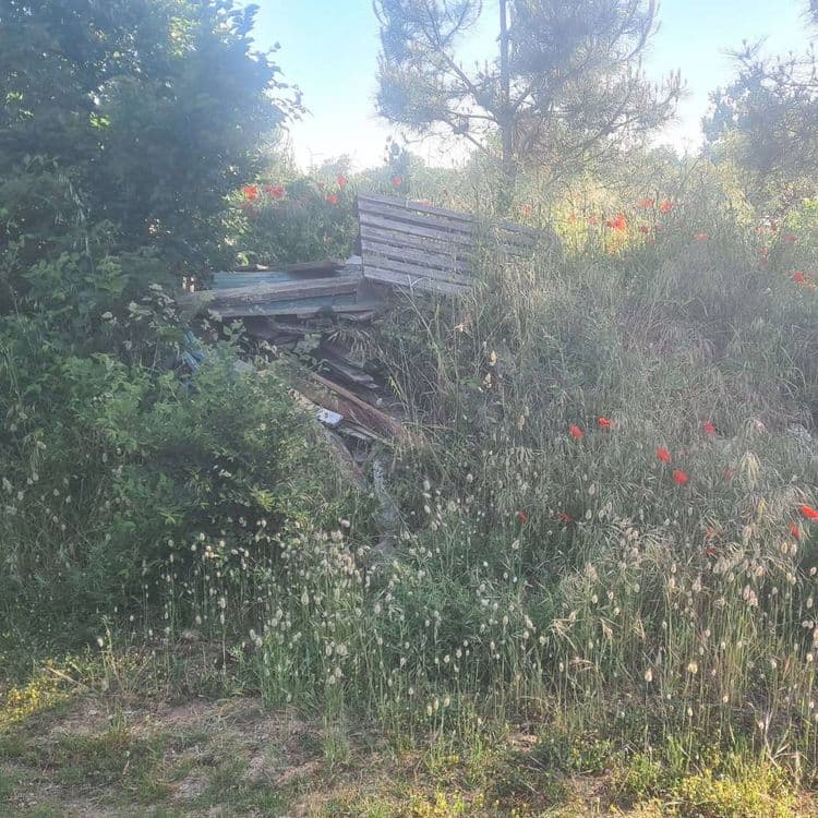 Dépôt de gravats de construction,  déchets divers et épave de camionnette dans un quartier résidentiel en zone naturelle remarquable 