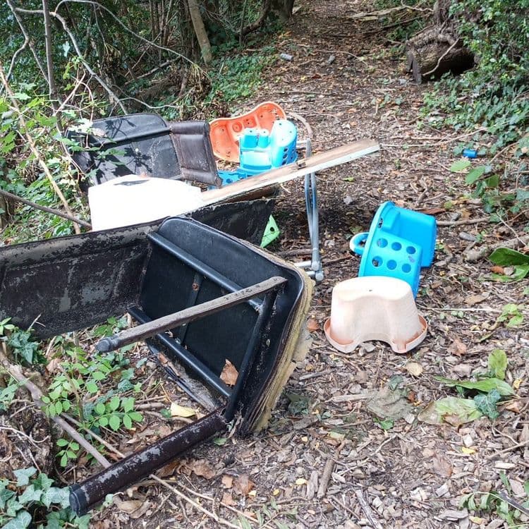 Dépôt sauvage de déchets encombrants en tout genre