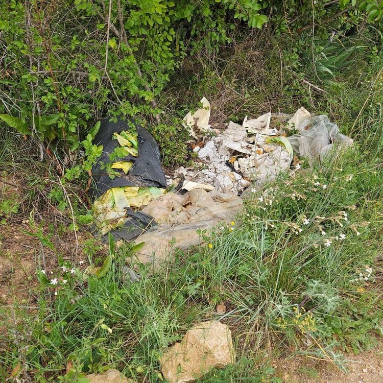 Voici une estimation des déchets présents sur l'image :

*   **Déchets de construction/démolition :** Il y a des fragments de plâtre, de béton, et potentiellement d'autres matériaux de construction. Estimation du poids : 5-10 kg.
*   **Sacs plastiques :** Différents types de sacs plastiques sont visibles, certains noirs et d'autres transparents ou colorés. Quantité estimée : 5-10 sacs. Poids estimé : 1-2 kg.
*   **Déchets divers en plastique :** Outre les sacs, il semble y avoir d'autres déchets en plastique, comme des emballages ou des films. Estimation du poids : 1-2 kg.
*   **Déchets verts :** Présence de déchets potentiellement végétaux, comme des feuilles ou des résidus de jardinage (difficile à déterminer avec certitude). Estimation du poids : 1-3 kg.