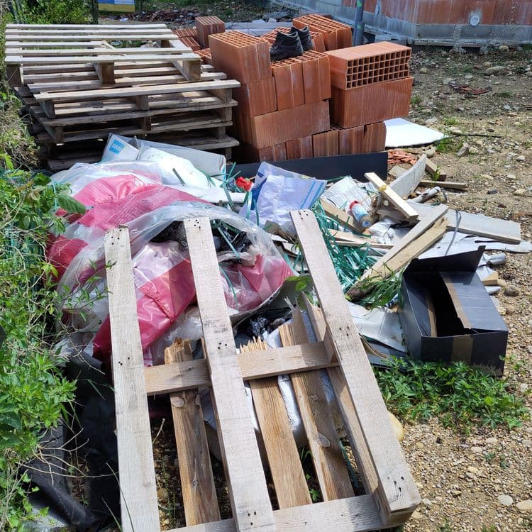 Déchets de construction d'une maison présents depuis fin 2023 et à moins d'un mètre d'un petit ruisseau. A quand une obligation de benne ou une vérification de la gestion des déchets durant la construction ?