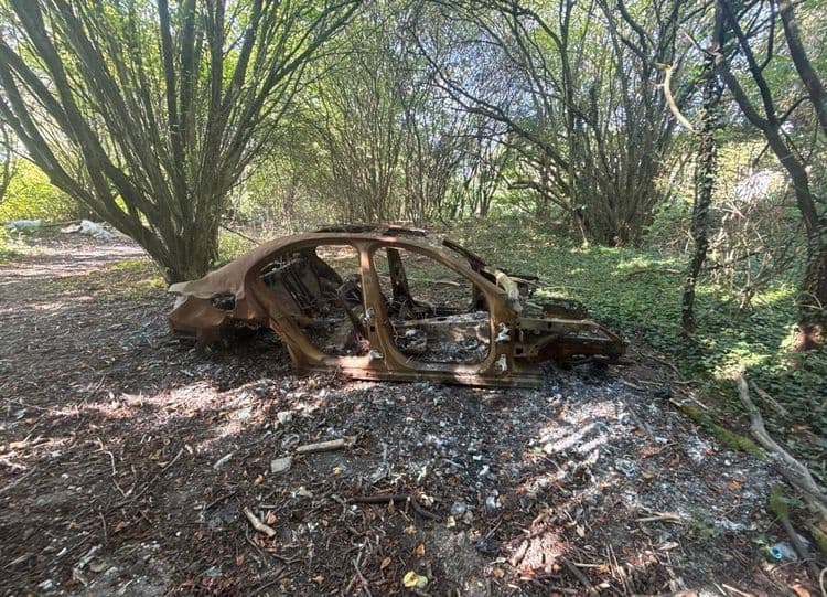 Voiture brûlée depuis plus d’un an. 