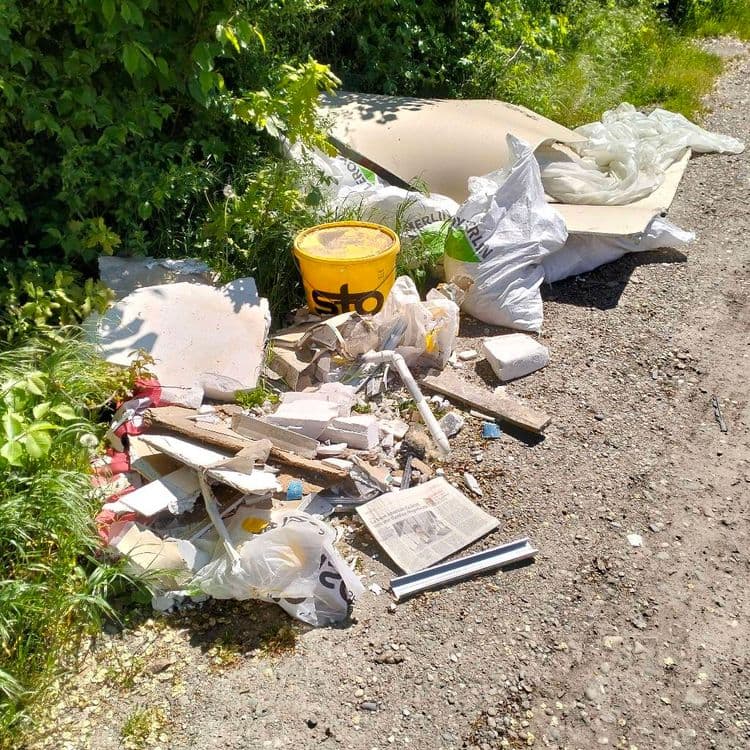 Déchets de chantier abandonnés au bord d'une route à l'arrière d'un hyper marché 