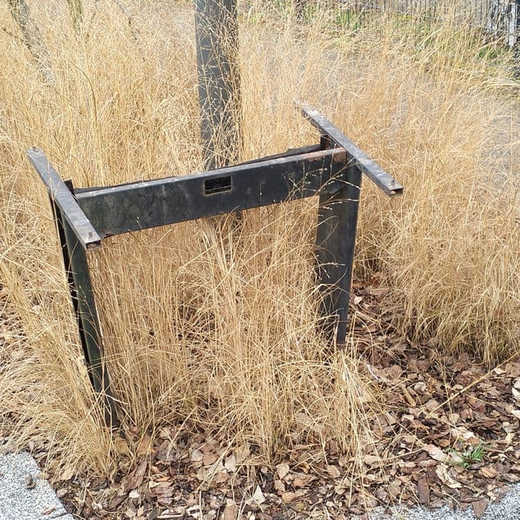 Support métallique ou piètement abandonné dans la rue 