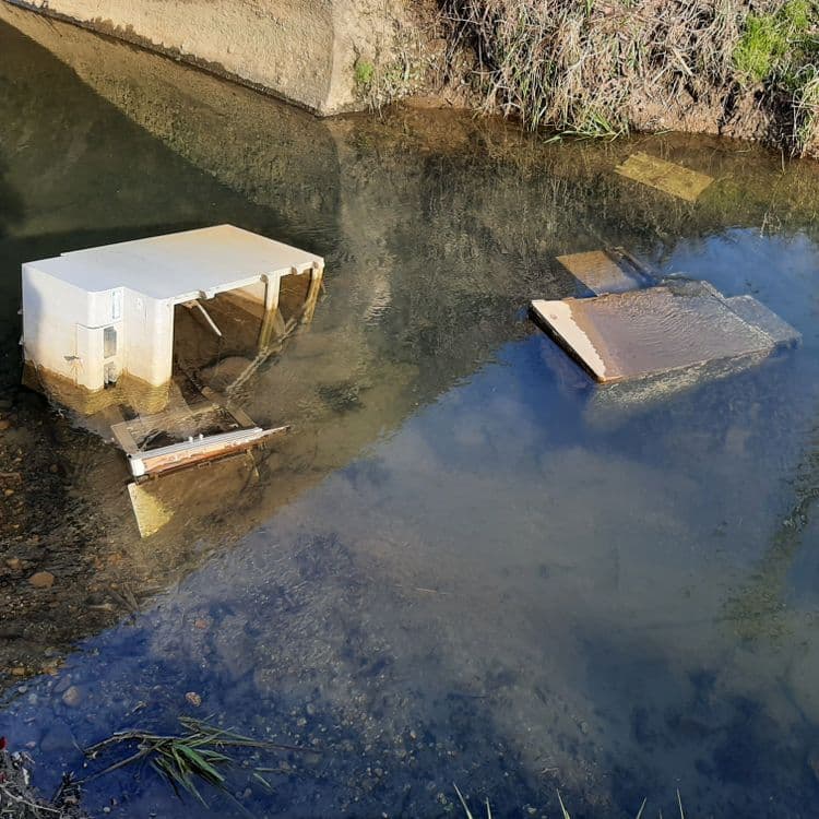 Déchets constatés dans le fossé :

Il s'agit de plusieurs éléments d'appareils électroménagers ou électroniques, apparemment issus d'un même appareil défectueux ou en fin de vie.  On observe au moins deux éléments principaux de grande taille, probablement des parties de carcasse ou de châssis en plastique, et éventuellement des composants électroniques plus petits non clairement identifiables dans l'eau trouble.  Il y a aussi une petite quantité de débris non identifiés au fond de l'eau.

Estimation du poids et de la quantité :

* **Gros éléments en plastique :** Deux éléments de taille importante sont visibles. On estime leur poids total à environ 15 kg, compte tenu de leur volume apparent et de la nature du plastique qui semble être un matériau relativement léger.

* **Débris divers :** Les petits éléments et débris au fond du fossé sont difficiles à identifier précisément. On estime leur poids total à environ 1 à 2 kg,  la quantité exacte étant indéterminée sans une inspection plus approfondie.

En résumé, la quantité totale de déchets semble relativement faible, mais la nature des déchets (électroménagers et électroniques) nécessite une attention particulière en raison des risques potentiels pour l'environnement.  Il est recommandé de procéder à un enlèvement et à une élimination appropriés de ces déchets.

