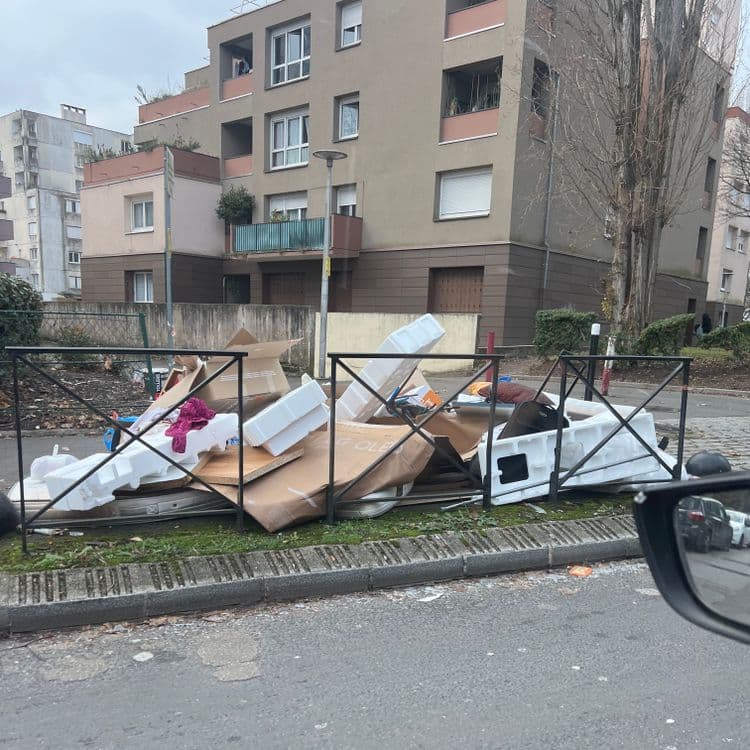 Encombrants posé sur la voie