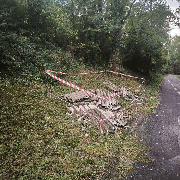 Depuis plusieurs semaines, dépôt de toiture fibro ciment. Bord de route et côté piste cyclable. Un bonheur quand on connaît les effets de l'amiante.
Quelqu'un à posé de la rubalise rapidement mais ça n'a plus bougé depuis. 
Pire, hier, un débroussaillage a eu lieu avec pour effectuer de casser les tuiles et en repartir dans l'environnement. 