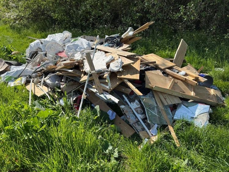 Voici une estimation des déchets présents sur l'image :

*   **Déchets de bois** : planches, tasseaux, chutes de bois divers. Estimation : 50 kg, environ 20 à 30 pièces de différentes tailles.
*   **Déchets de plâtre/plaques de plâtre** : morceaux de plaques, résidus de plâtre. Estimation : 20 kg, environ 10 fragments.
*   **Sacs de déchets divers** : sacs contenant potentiellement des déchets ménagers ou de chantier. Estimation : 30 kg, 2 à 3 sacs.
*   **Débris de verre** : morceaux de vitre cassée. Estimation : 5 kg, environ 5 à 10 morceaux.
*   **Déchets plastiques** : éléments divers en plastique (tubes, récipients...). Estimation : 10 kg, environ 5 à 10 pièces.
*   **Autres déchets** : divers déchets non identifiables précisément (textile, métal...). Estimation : 15 kg.
￼