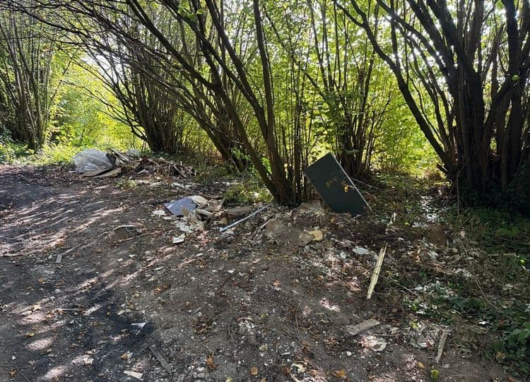 Dépôts sauvages de meubles, place et isolant. 