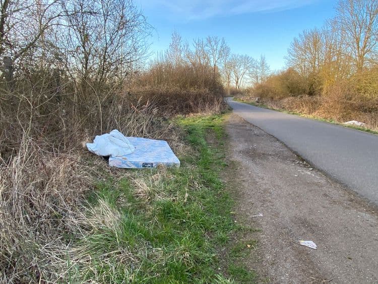 Liste des déchets abandonnés :

- Un matelas :  estimé à 15 kg.  Il s'agit d'un seul matelas.

- Une couverture ou un drap : estimé à 1 kg. Il s'agit d'un seul objet.

- Un petit déchet (probablement un prospectus ou papier) : estimé à 0,05 kg. Il s'agit d'un seul petit déchet.
