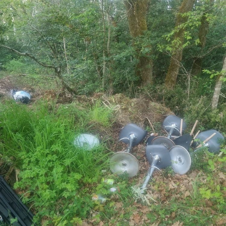 Chaises + barre en fer jeté sur virelade 
À la plombière de Mr Espagnet