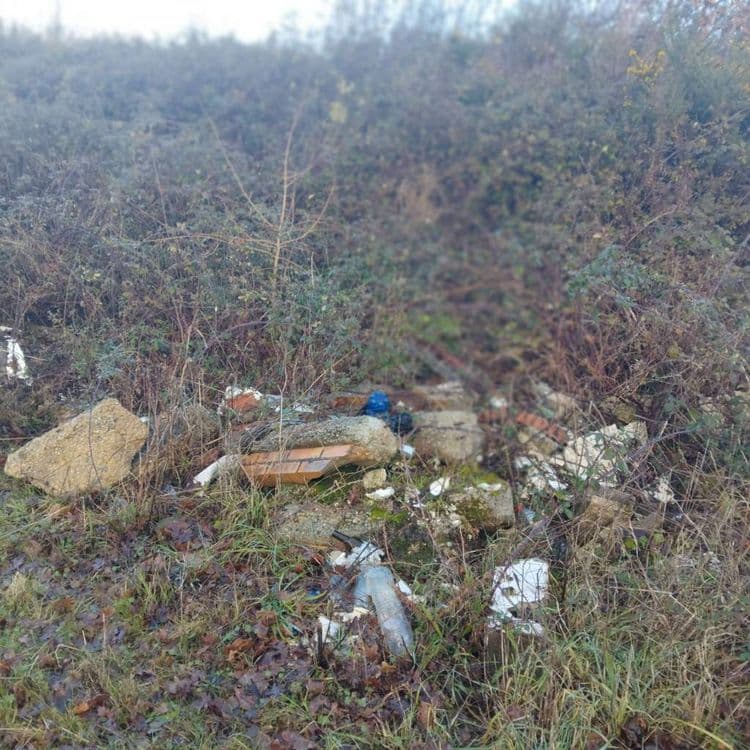 Gros dépôt sauvage avec des déchets plastiques, des gravats, de la ferraille...