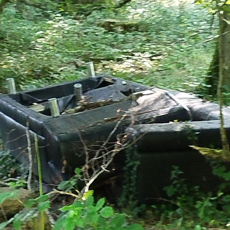 Canapé et gros tas de gravats 