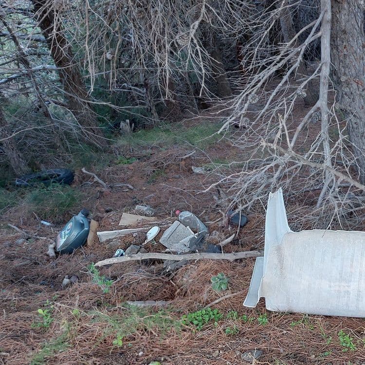 Banc plastique, bidons, bâche 