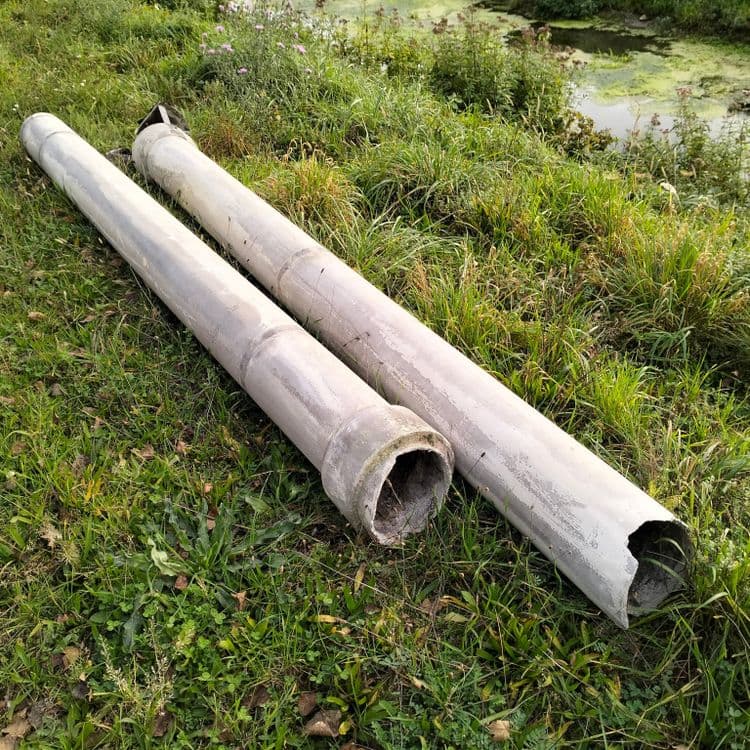 Conduit de ventilation en fibro ciment abandonné au bord de la route 