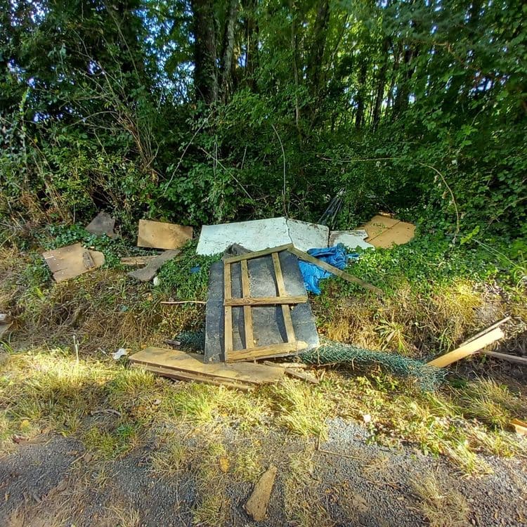 Bois, grillage bâche  , parasol 