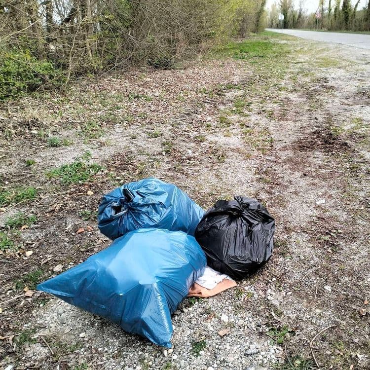 Plusieurs sacs poubelles abandonnés au bord de la route 