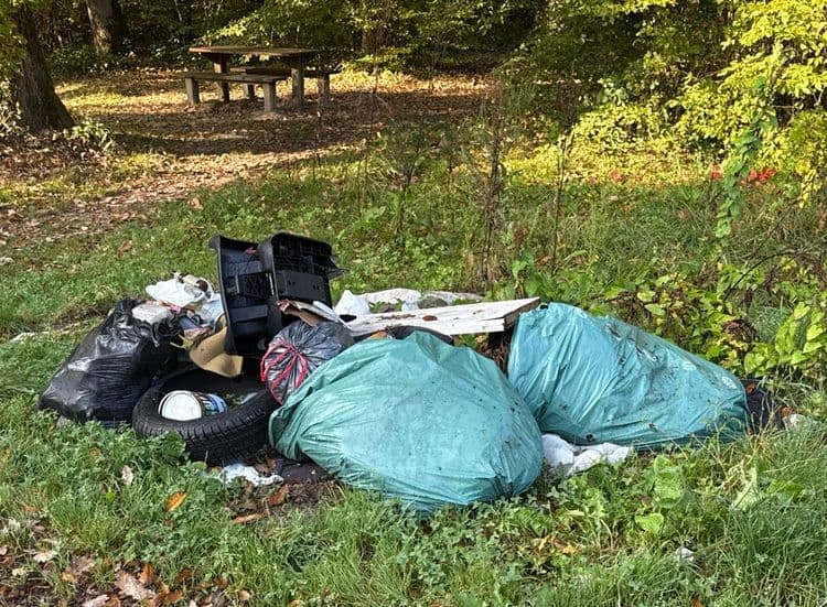Voici une estimation des déchets présents sur le site :

*   **Sacs poubelles noirs :** Environ 2 sacs, contenant un mélange de déchets ménagers et potentiellement d'autres types de déchets. Poids estimé : 15 kg par sac, soit 30 kg au total.

*   **Sacs poubelles verts/bleus :** Environ 2 sacs de grande taille, probablement remplis de déchets verts, de déchets de jardinage ou d'autres déchets volumineux et légers. Poids estimé : 10 kg par sac, soit 20 kg au total.

*   **Pneu :** 1 pneu de voiture. Poids estimé : 10 kg.

*   **Divers déchets :** Divers objets épars tels que des débris de plastique, un bidon de peinture vide, des morceaux de bois, etc. Poids estimé : 15 kg au total.

*   **Siège Auto:** 1 siège auto, Poids estimé 7 kg

En résumé, le volume total de déchets est estimé à environ 82 kg. Cette estimation reste indicative et peut varier en fonction de la densité des déchets contenus dans les sacs.
