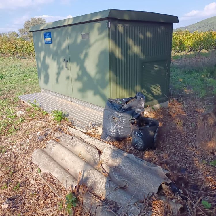 Voici une liste des déchets présents sur l'image, avec une estimation de leur poids et quantité:

*   **Fibrociment (plaques de toit):** Environ 10 kg, 4 plaques entières ou en morceaux.
*   **Sacs poubelle:** Environ 15 kg, 2 sacs.
*   **Pot de peinture:** Environ 1 kg, 1 pot vide.