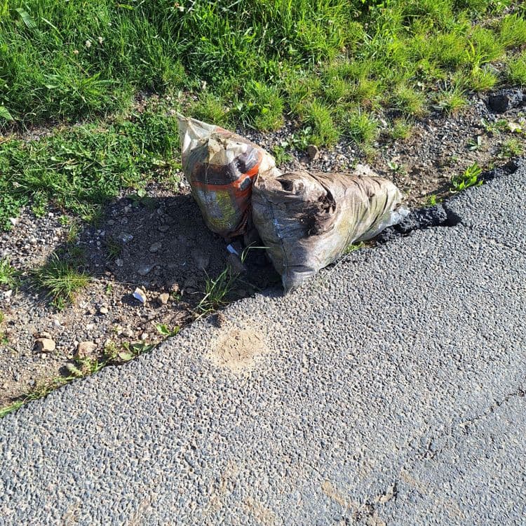 Sacs de détritus sur la voie