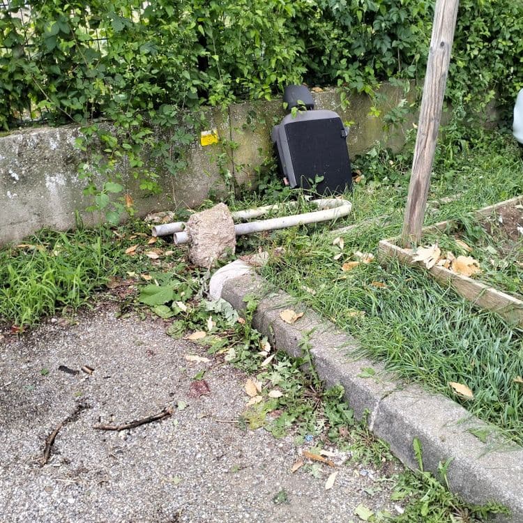 Siège auto abandonné sur un parking public 