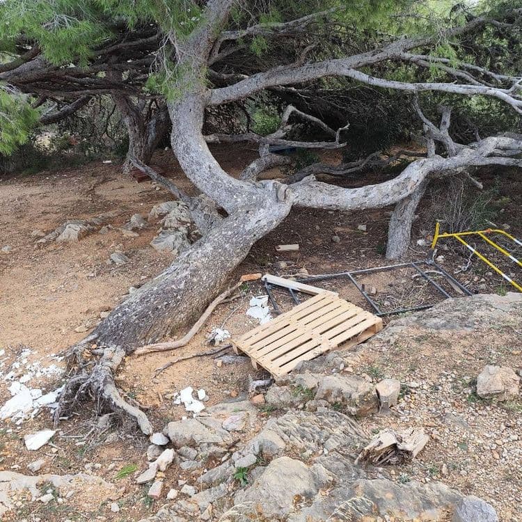 Un cadre de lit métallique une palette du placoplâtre. Une barrière de chantier   .Ces déchets se trouvent au pied de l'ancien château de salses. Un lieu historique. Il y a plusieurs palettes éparpillées. C'est une  nouvelle décharge sauvage en cours . 
