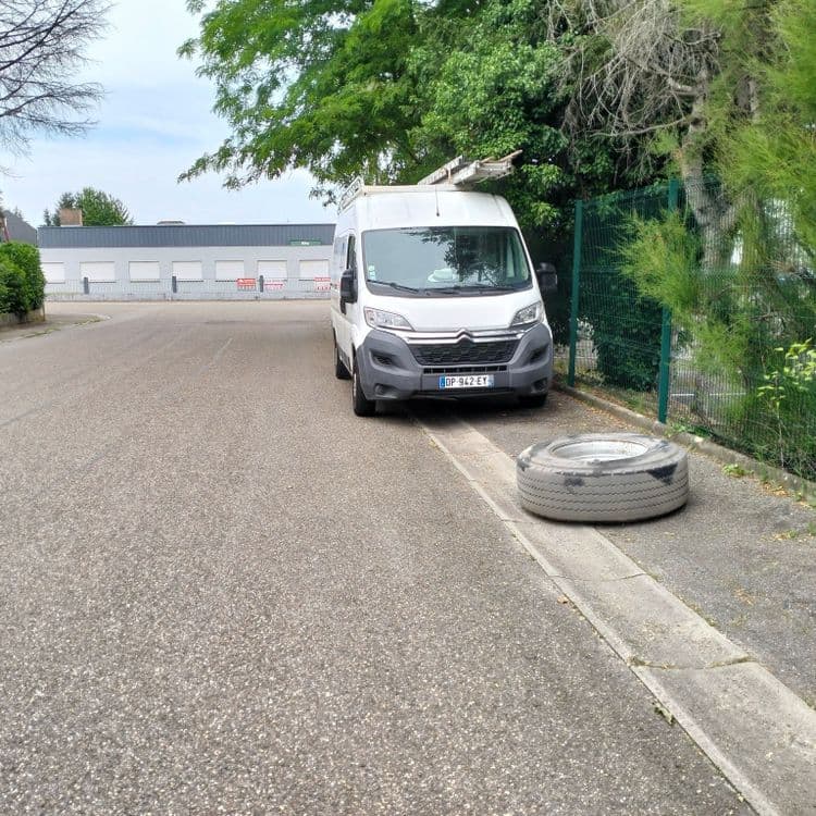 Roue de camion au bord de la route en zone industrielle 