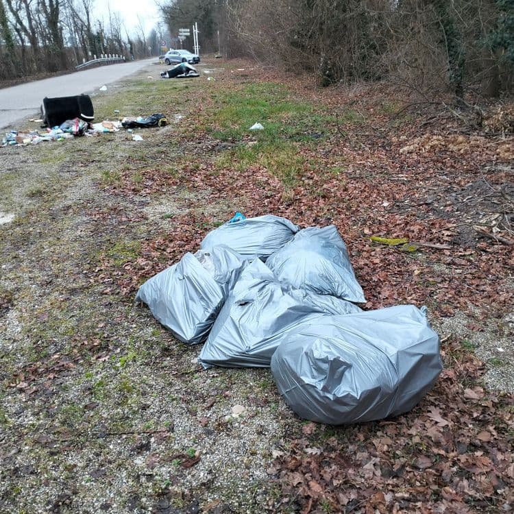 Déchets divers, mobilier et sacs poubelles abandonnés au bord de la route 