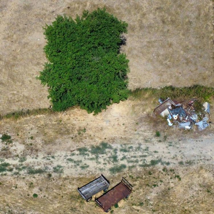 Tas de feraille avec des vieilles cuves à fioul ainsi que des vieux climatiseurs et divers déchets.