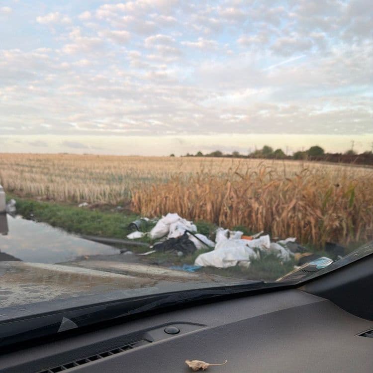 Sur le site, nous constatons la présence de :

*   **Sacs de déchets blancs :** Environ 6 unités de grande taille, représentant un poids estimé à 150 kilogrammes.
*   **Sacs ou bâches de déchets noirs :** Environ 2 unités, représentant un poids estimé à 35 kilogrammes.

