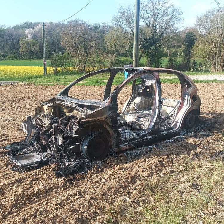 Voiture brûlée 