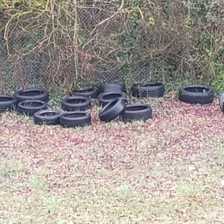 Pneus usagés jetés en contrebas d'un talus 