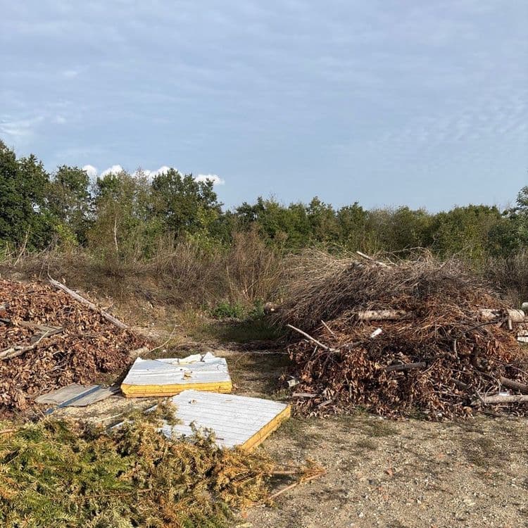 Gros dépôt sauvage avec matériaux de chantier tels que isolation, plâtre, sacs poubelles contenants des solvants … 
