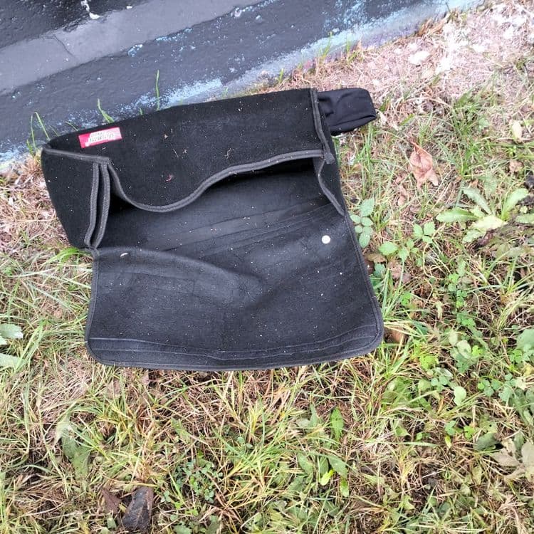 Déchets divers éparpillés au bord d'un canal en zone industrielle 