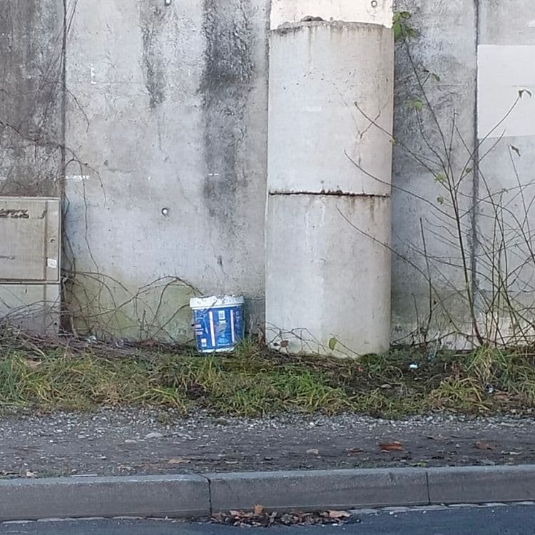 Un pot de peinture ou autre abandonné sous un pont routier 