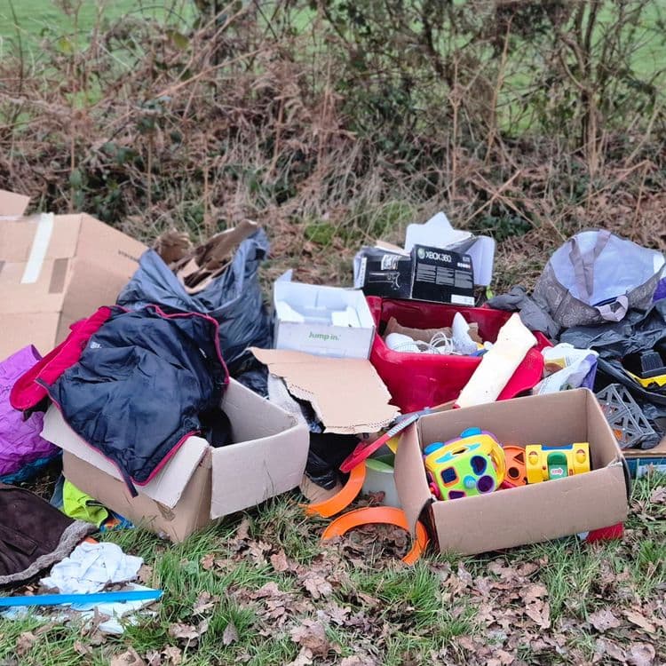 Dépôt sauvage de jouets, vêtements en tout genre. Bien à l’abris en campagne 
